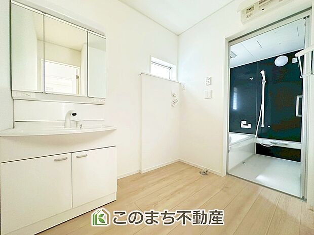 【洗面】脱衣所は広々としておりますので、お子様のお着替えもストレスなくできます！ 