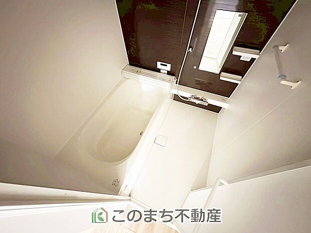 【風呂】ゆったり１坪バスには換気・乾燥・暖房機能付き！！ 大人も足を伸ばせるゆったり浴槽！！ ご家族皆さんで入っても、一人でゆっくり入っても一日の疲れを癒してくれるお風呂です！！ 