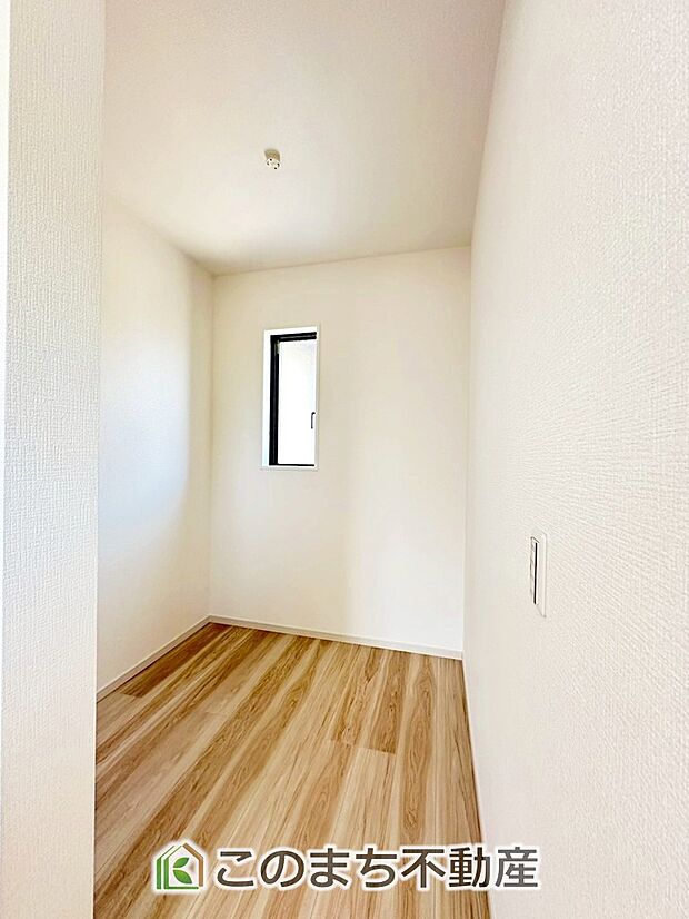 【収納】オープンタイプのウォークインクローゼットで収納もたっぷり確保しています。大型荷物も収納できて便利ですね！ 