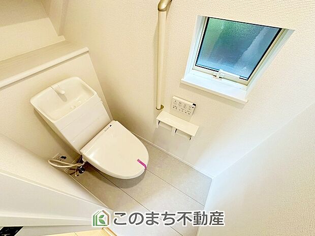 【トイレ】小窓から換気ができて清潔なトイレスペース☆温水洗浄便座搭載です！ 