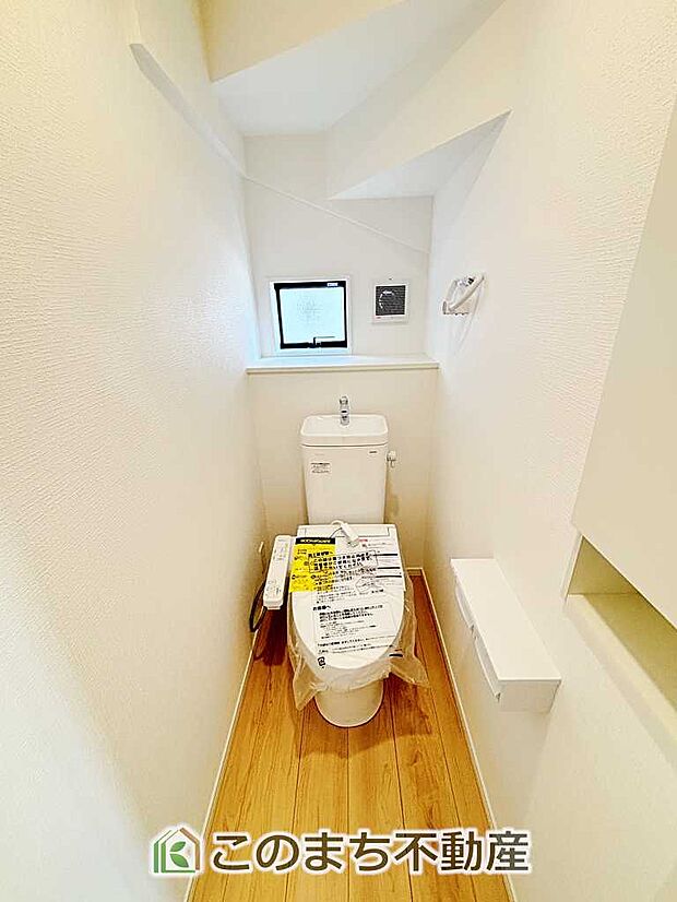 【トイレ】小窓から換気ができて清潔なトイレスペース☆