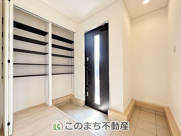 【玄関】広々とした玄関スペース♪たくさんの靴を収納できる下駄箱もございます。