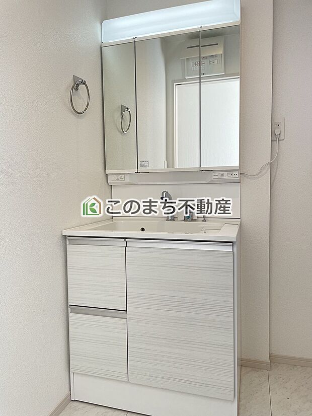 【洗面】同社施工物件の写真です。※建具やフローリング、その他仕様が違う場合がございます。シャンプードレッサーで朝の身支度♪伸びるホースでお掃除も簡単清潔です!
