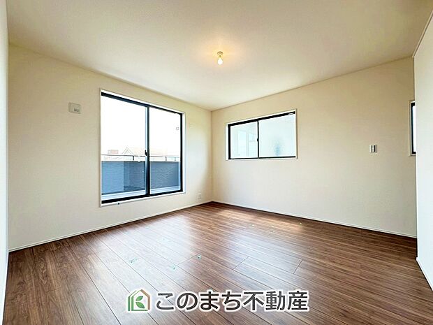 【洋室】陽光がふんだんに降り注ぐお部屋です。陽だまりの空間で、プライベートなお家時間も快適にお過ごしいただけます♪ 
