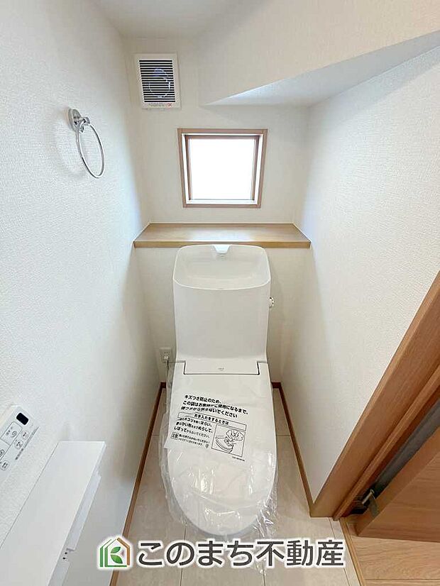 【トイレ】小窓から換気ができて清潔なトイレスペース☆