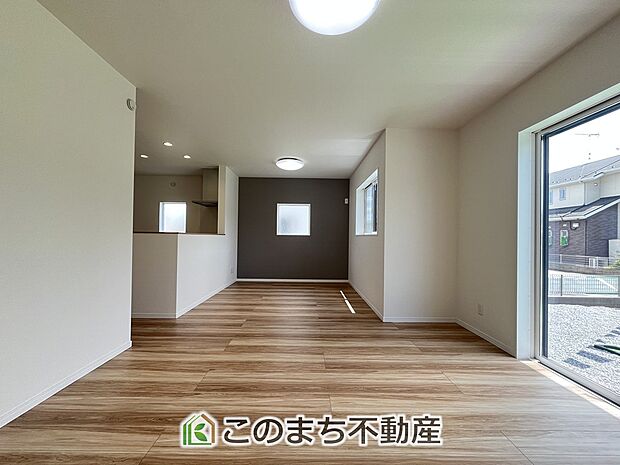 【居間・リビング】LDKは家族団欒スペースとしては十分な広さです! 大きいダイニングテーブル、カウチ付きソファ、大型TVも気兼ねなく配置可能!!