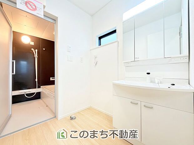 【独立洗面台】シャンプードレッサーで朝の身支度♪伸びるホースでお掃除も簡単清潔です!