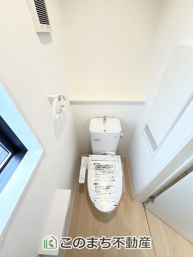 【トイレ】小窓から換気ができて清潔なトイレスペース☆