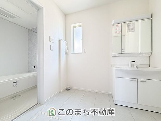 【洗面】シャンプードレッサーで朝の身支度♪伸びるホースでお掃除も簡単清潔です!