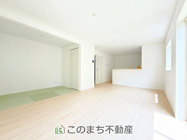 【和室】お子様のお昼寝にも便利な和室です。大きな窓から暖かな日差しが差し込みます♪
