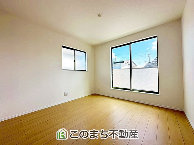【洋室】陽光がふんだんに降り注ぐお部屋です。陽だまりの空間で、プライベートなお家時間も快適にお過ごしいただけます♪
