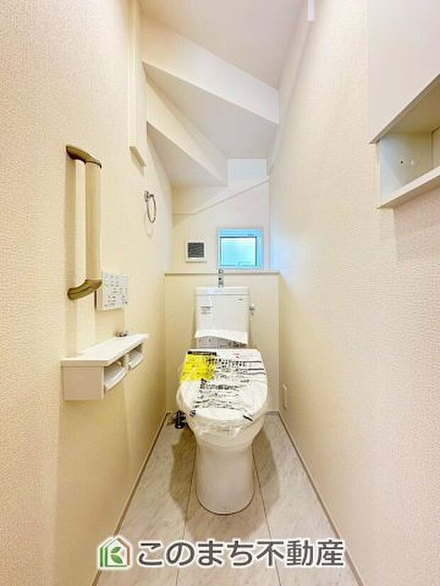 【トイレ】小窓から換気ができて清潔なトイレスペース☆温水洗浄便座搭載です!
