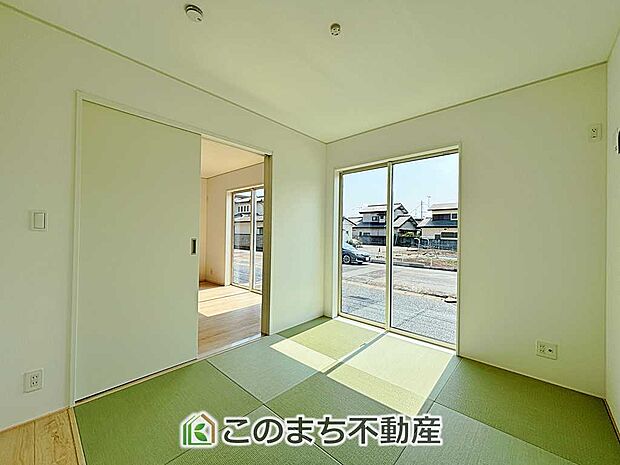 【和室】お子様のお昼寝にも便利な和室です。大きな窓から暖かな日差しが差し込みます♪