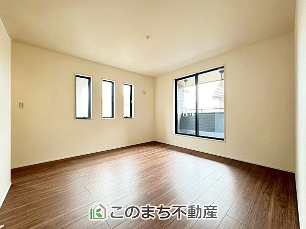【洋室】陽光がふんだんに降り注ぐお部屋です。陽だまりの空間で、プライベートなお家時間も快適にお過ごしいただけます♪