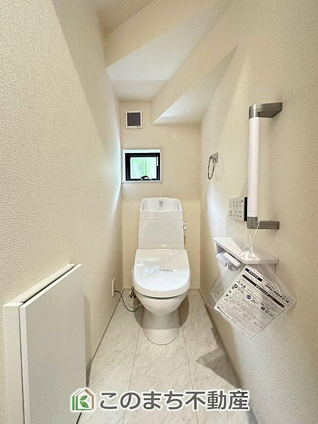 【トイレ】小窓から換気ができて清潔なトイレスペース☆温水洗浄便座搭載です!