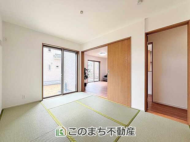 【和室】お子様のお昼寝にも便利な和室です。大きな窓から暖かな日差しが差し込みます♪
