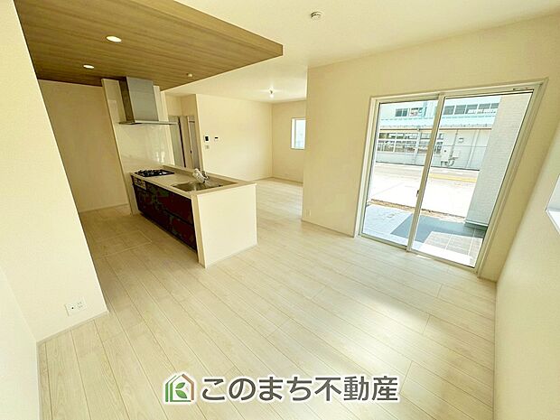 【居間・リビング】時間のゆとりと空間、暖かな陽光がもたらす光と風を独占してください。新しい暮らしが始まります。