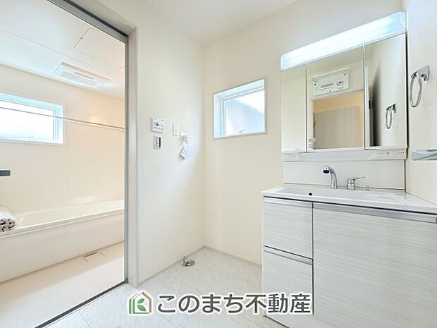 【洗面】シャンプードレッサーで朝の身支度♪伸びるホースでお掃除も簡単清潔です!