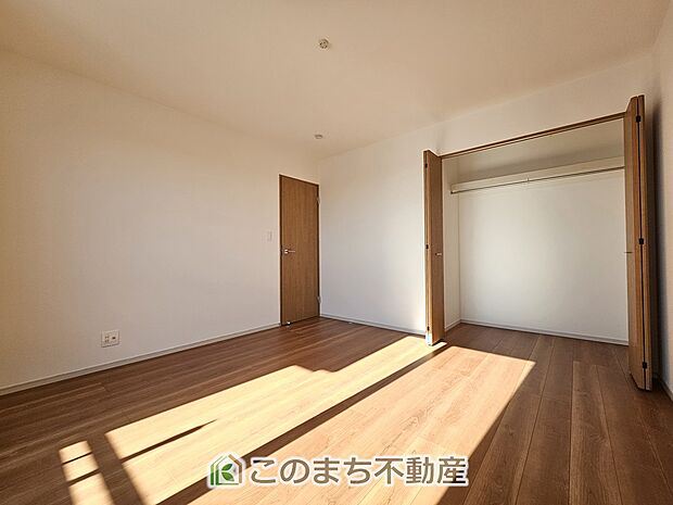 【洋室】南向きで陽当たりの良い洋室♪風通しもよく快適です☆