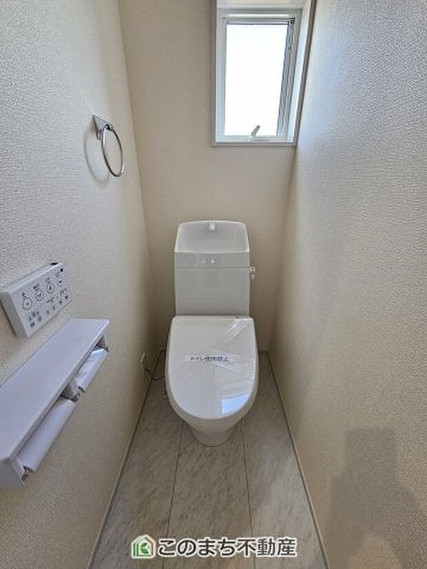 【トイレ】小窓から換気ができて清潔なトイレスペース☆
