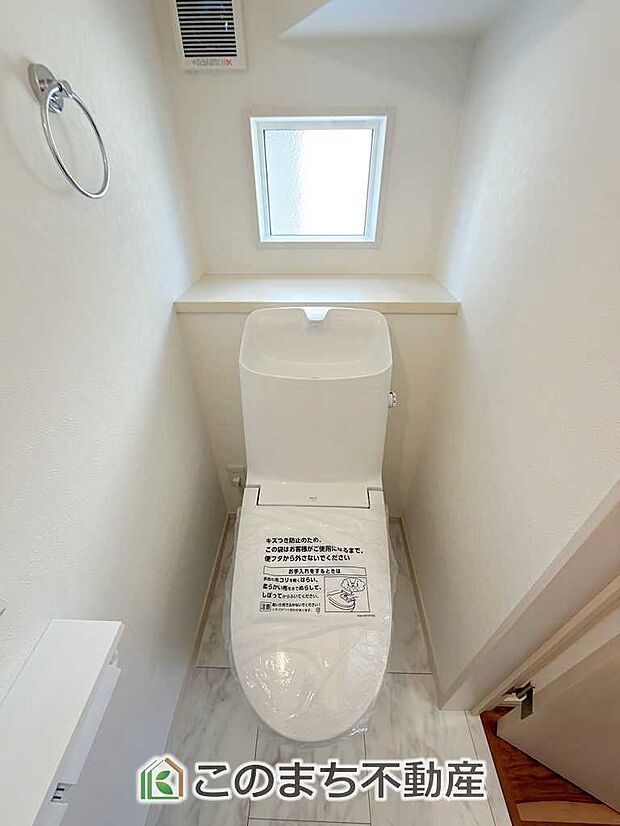 【トイレ】小窓から換気ができて清潔なトイレスペース☆