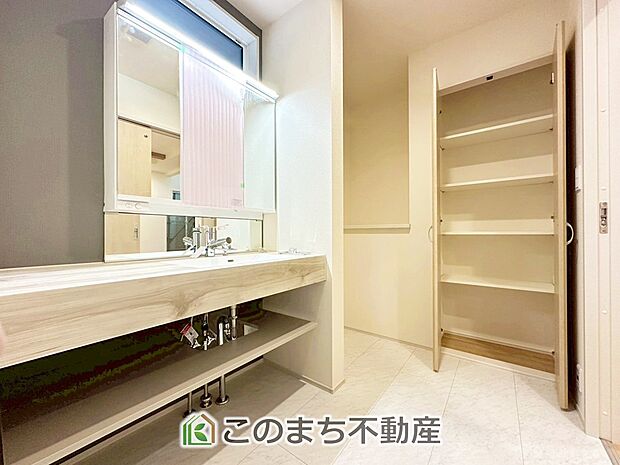 【洗面】毎日使う場所だから、機能的で使いやすさに配慮したパウダールーム。すっきりと使えるように収納も豊富にご用意しています。