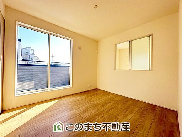 【洋室】採光も確保されたお部屋です。大きいベッドを置いても余裕のあるゆとり空間。