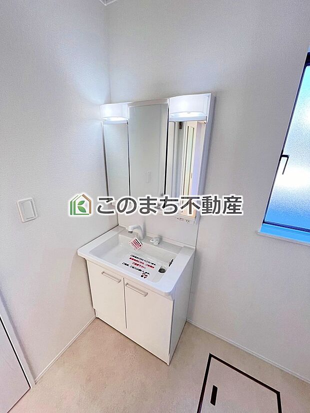 【洗面】同社施工物件の写真です。※建具やフローリング、その他仕様が違う場合がございます。シャンプードレッサーで朝の身支度♪伸びるホースでお掃除も簡単清潔です!