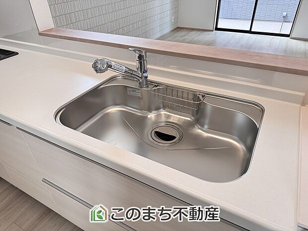 【キッチン】ビルトイン型浄水器を内蔵したキッチン水栓。お米を研いだり、野菜を洗ったりするときなど用途に応じてワンタッチで浄水に切り替えが可能です。カートリッジ式なので、フィルターを簡単に交換する事が出来ます。