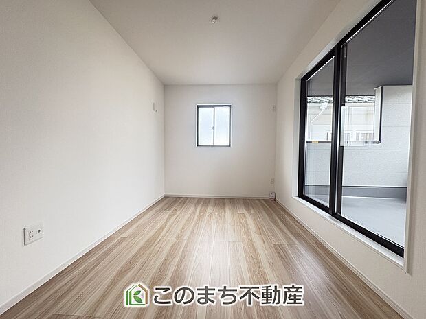 【洋室】お子様のお昼寝にも便利な洋室です。大きな窓から暖かな日差しが差し込みます♪