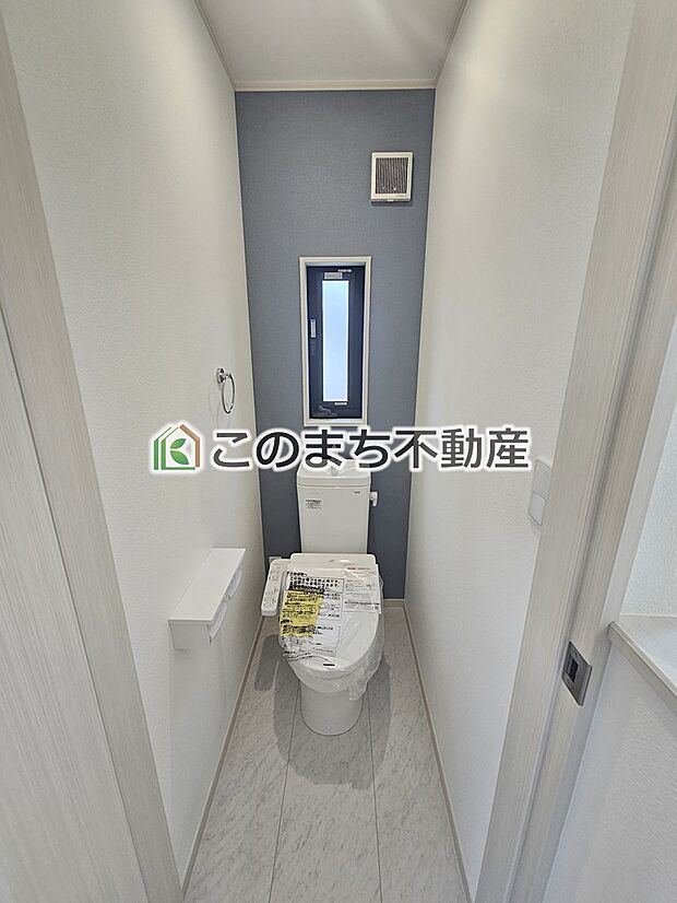 【トイレ】小窓から換気ができて清潔なトイレスペース☆