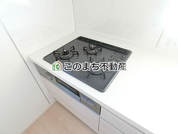 【キッチン】三ツ口コンロ採用で、同時調理もスムーズ◎!お料理を並べられるカウンター付きで、配膳・片付けをサポート!リビングで過ごすご家族とコミュニケーションを楽しみながら作業可能です♪