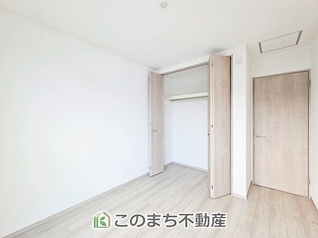 【洋室】柔らかい陽光が差し込む明るいお部屋を演出する設計。彩光の取れる窓が気持ちの良いお部屋を創り上げます。