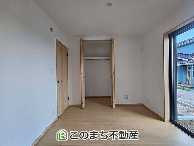 【洋室】柔らかい陽光が差し込む明るいお部屋を演出する設計。彩光の取れる窓が気持ちの良いお部屋を創り上げます。