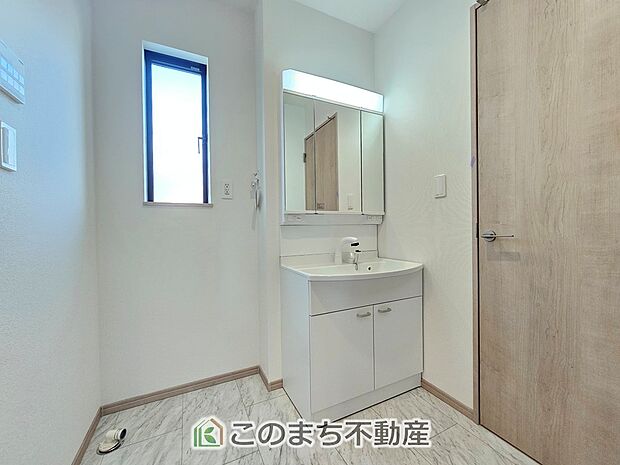 【洗面】同社施工物件の写真です。※建具やフローリング、その他仕様が違う場合がございます。シャンプードレッサーで朝の身支度♪伸びるホースでお掃除も簡単清潔です!