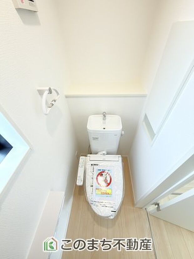 【トイレ】小窓から換気ができて清潔なトイレスペース☆