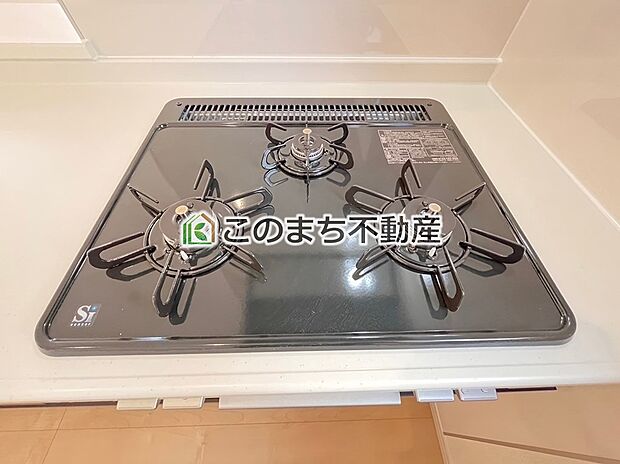 【キッチン】三ツ口コンロ採用で、同時調理もスムーズ◎!お料理を並べられるカウンター付きで、配膳・片付けをサポート!リビングで過ごすご家族とコミュニケーションを楽しみながら作業可能です♪