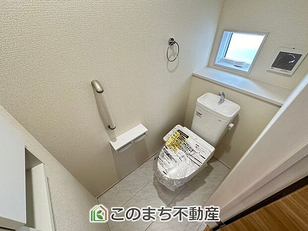 【トイレ】同社施工物件の写真です。※建具やフローリング、その他仕様が違う場合がございます。