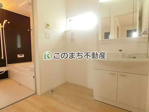 【洗面】同社施工物件の写真です。※建具やフローリング、その他仕様が違う場合がございます。シャンプードレッサーで朝の身支度♪伸びるホースでお掃除も簡単清潔です!