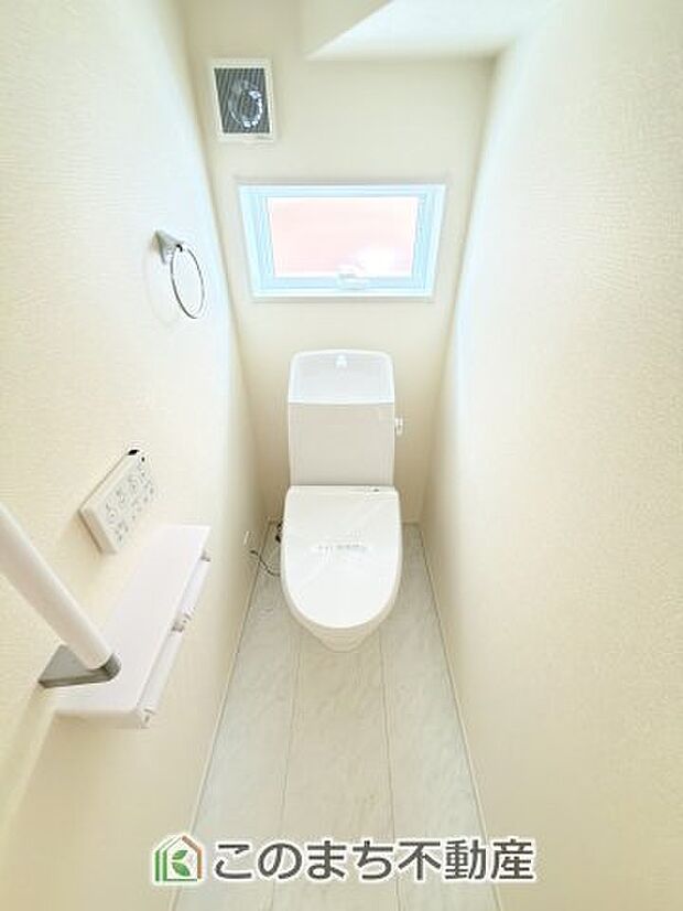 【トイレ】小窓から換気ができて清潔なトイレスペース☆