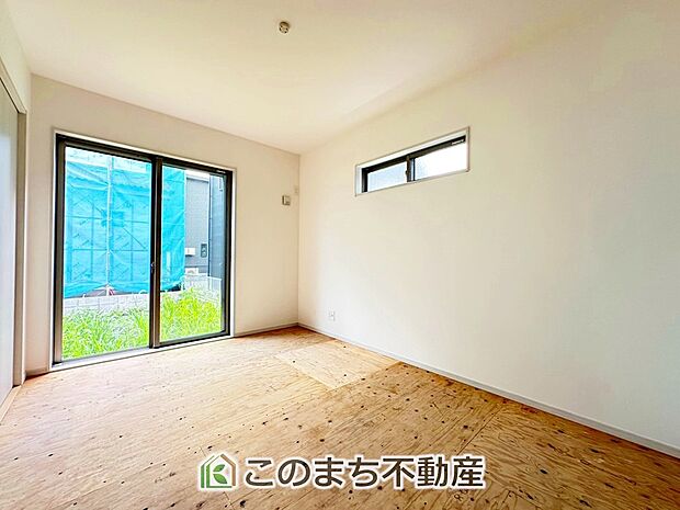 【和室】お子様のお昼寝にも便利な和室です。大きな窓から暖かな日差しが差し込みます♪
