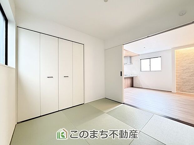 【和室】お子様のお昼寝にも便利な和室です。大きな窓から暖かな日差しが差し込みます♪