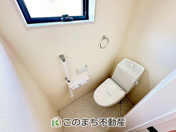 【トイレ】小窓から換気ができて清潔なトイレスペース☆温水洗浄便座搭載です!