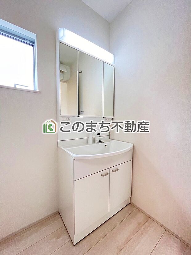 【洗面】同社施工物件の写真です。※建具やフローリング、その他仕様が違う場合がございます。シャンプードレッサーで朝の身支度♪伸びるホースでお掃除も簡単清潔です!