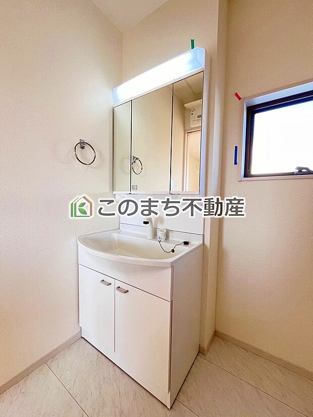 【洗面】同社施工物件の写真です。※建具やフローリング、その他仕様が違う場合がございます。シャンプードレッサーで朝の身支度♪伸びるホースでお掃除も簡単清潔です!