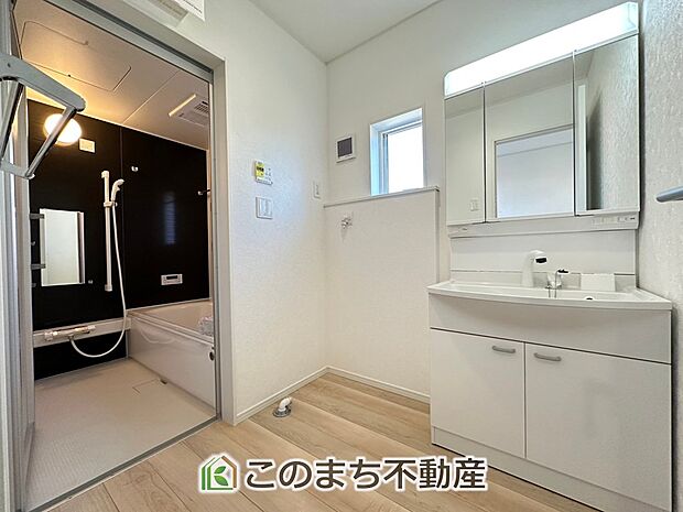 【洗面】同社施工物件の写真です。※建具やフローリング、その他仕様が違う場合がございます。シャンプードレッサーで朝の身支度♪伸びるホースでお掃除も簡単清潔です！