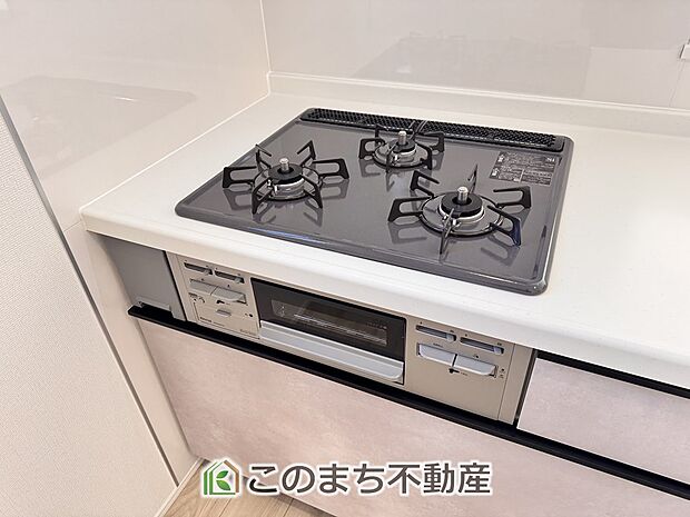 【キッチン】三ツ口コンロ採用で、同時調理もスムーズ◎!お料理を並べられるカウンター付きで、配膳・片付けをサポート!リビングで過ごすご家族とコミュニケーションを楽しみながら作業可能です♪