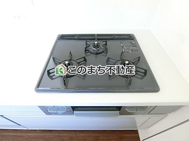 【キッチン】三ツ口コンロ採用で、同時調理もスムーズ◎！お料理を並べられるカウンター付きで、配膳・片付けをサポート！リビングで過ごすご家族とコミュニケーションを楽しみながら作業可能です♪