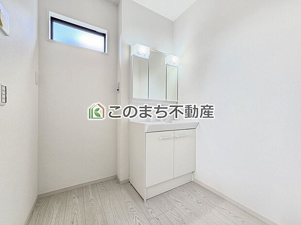 【洗面】同社施工物件の写真です。※建具やフローリング、その他仕様が違う場合がございます。シャンプードレッサーで朝の身支度♪伸びるホースでお掃除も簡単清潔です!