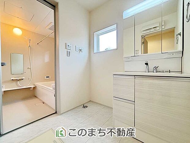 【洗面】シャンプードレッサーで朝の身支度♪伸びるホースでお掃除も簡単清潔です!